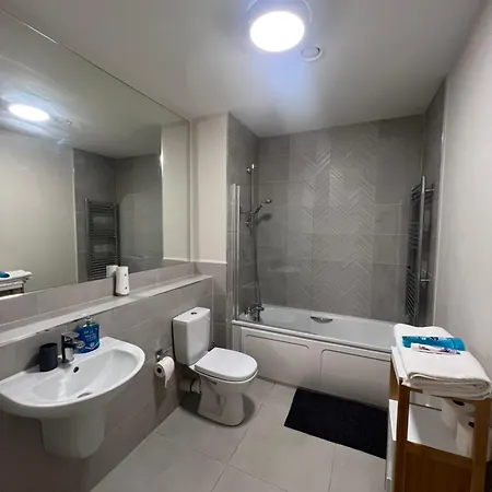 Cozy Private Near Airport شقة *